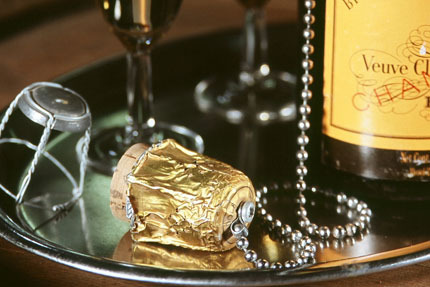 Μπουκάλι σαμπάνιας με αλυσίδα, για να μη χάνετε τον φελλό