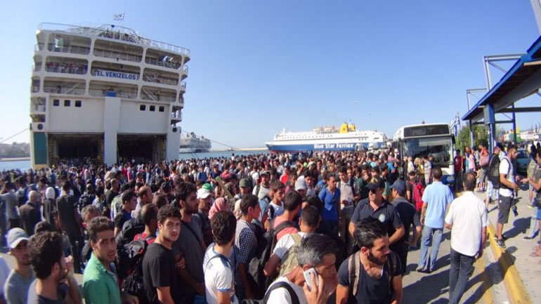 Τρία πλοία με πρόσφυγες στον Πειραιά