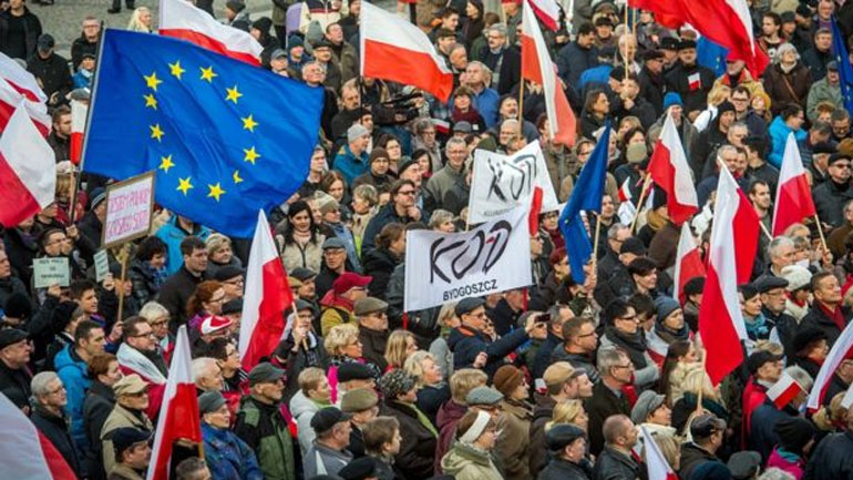 Πολωνία: Χιλιάδες στους δρόμους κατά της κυβέρνησης