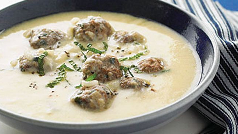 Φτιάξτε γιουβαρλάκια της μαμάς αβγολέμονο