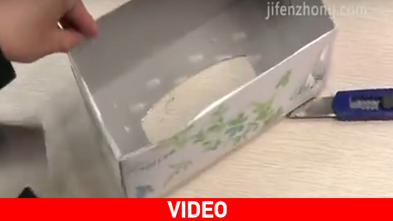 Πήρε το κουτί από τα χαρτομάντιλα και ξεκίνησε να πλέκει…