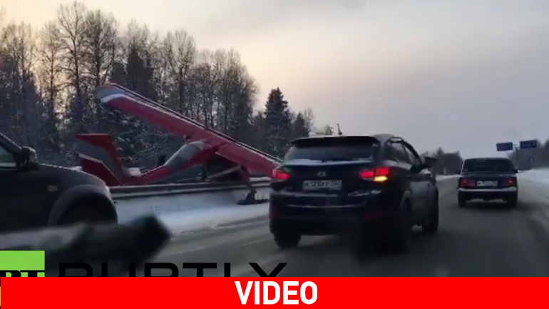 Aεροσκάφος προσγειώθηκε σε… αυτοκινητόδρομο στη Μόσχα!