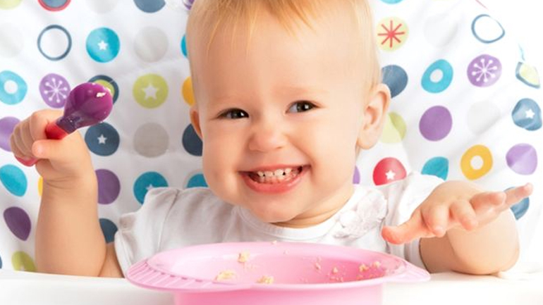 Αυτές είναι οι πέντε τροφές που πρέπει να αποφεύγετε να δίνετε σε ένα μωρό