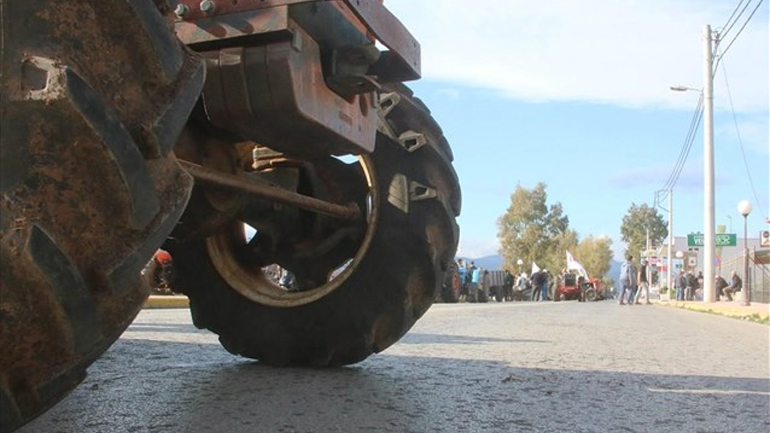 Αγρότες απέκλεισαν τα γραφεία του ΟΓΑ στην Τρίπολη