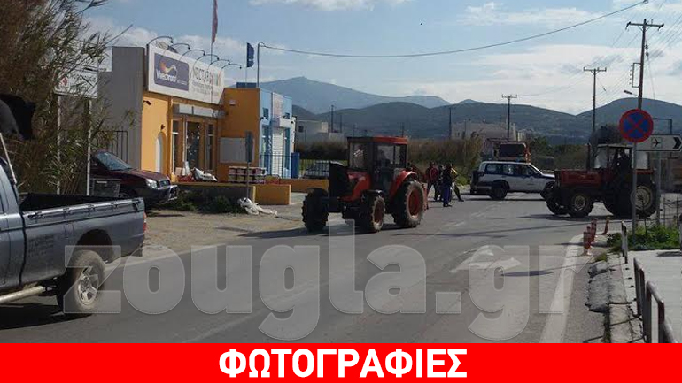 Οι αγρότες απέκλεισαν το λιμάνι της Νάξου