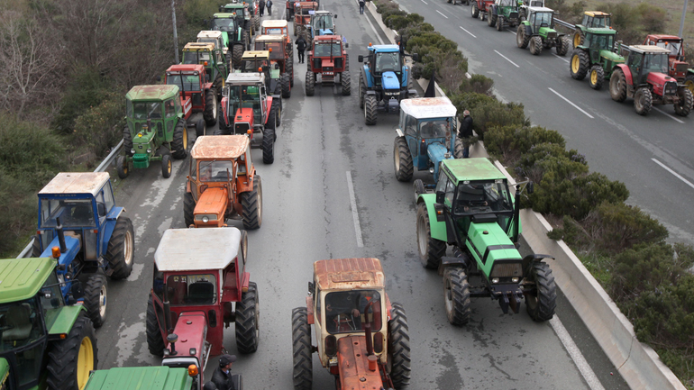Μέσω παρακάμψεων η κυκλοφορία στην Ε.Ο. Αθηνών-Λαμίας λόγω μπλόκου αγροτών