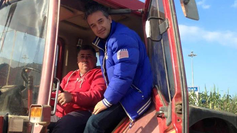 Ο δήμαρχος Φιλιατών πάνω σε τρακτέρ!