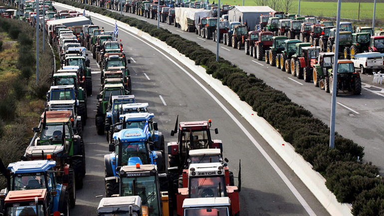 Ενισχυμένα τα μπλόκα των αγροτών