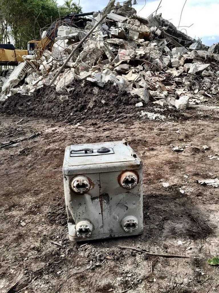 Το γκρι τετράγωνο κουτί - χρηματοκιβώτιο