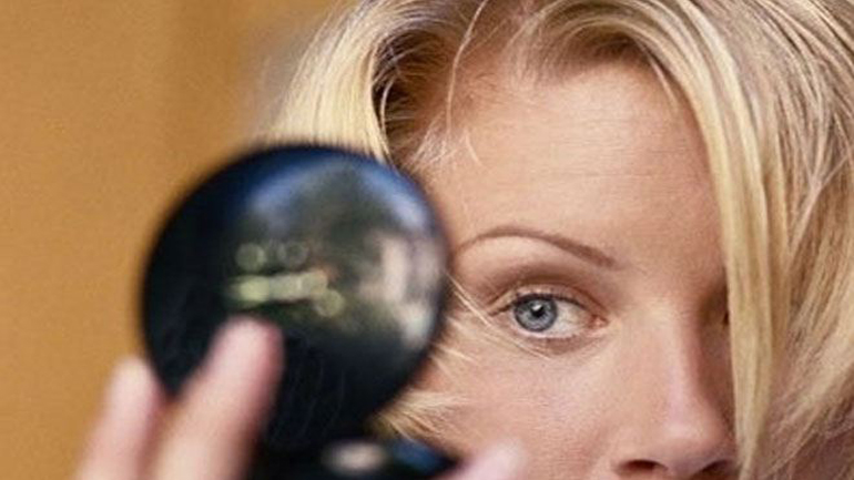 Καλύψτε τους μαύρους κύκλους με κόκκινο κραγιόν