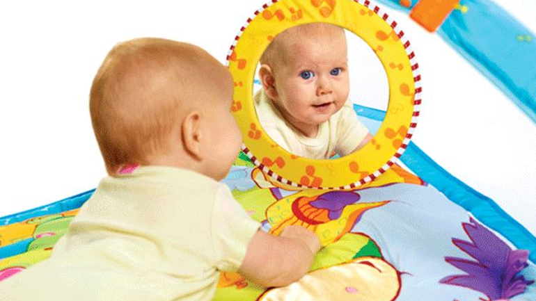 Tι βλέπουν τα μωρά στον καθρέφτη;