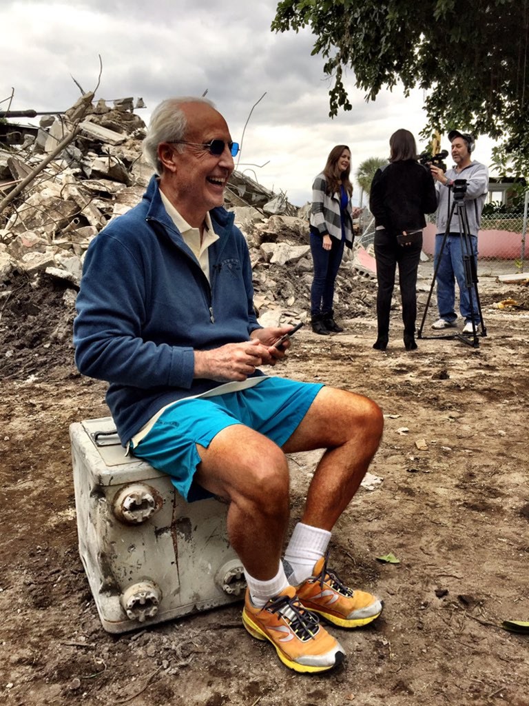 Ο Κριστιάν Ντε Μπερντουάρ κάθεται στο γκρι τετράγωνο κουτί με ζωγραφισμένο στο πρόσωπό του το χαμόγελο της επιτυχίας…