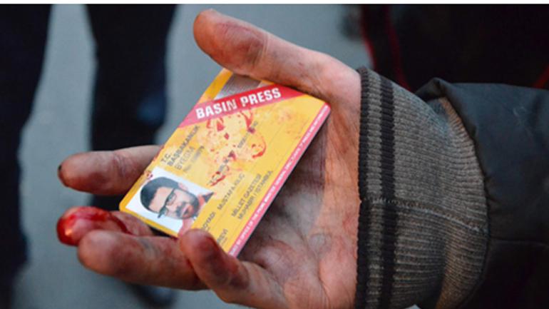 Η δημοσιογραφική ταυτότητα με φανερά τα ίχνη αίματος, του Mustafa Kılıç της εφημερίδας Millet, μετά από εισβολή της αστυνομίας σε αντιπολιτευόμενα την κυβέρνηση Μέσων, ανάμεσά τους και τα Kanaltürk and Bugün TV.