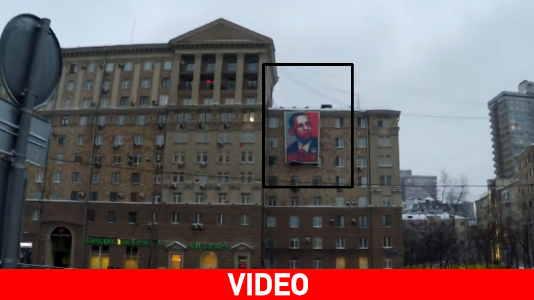 «Ομπάμα… δολοφόνε!» – Πανό κατά του προέδρου των ΗΠΑ στη Μόσχα