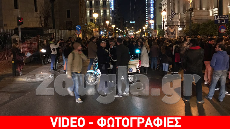 Διαμαρτυρία στο Εθνικό Θέατρο για το κατέβασμα της παράστασης με τον Σάββα Ξηρό