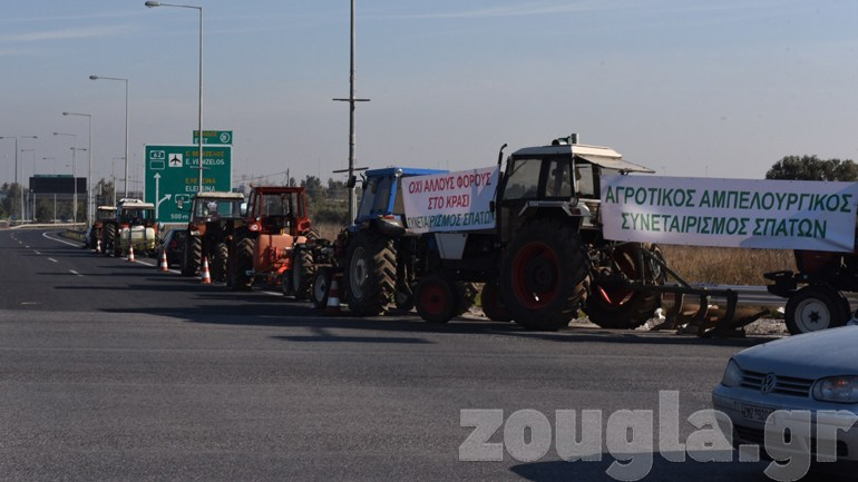 Οι αγρότες των Μεσογείων μπλοκάρουν για δύο ώρες την πρόσβαση στο «Ελ. Βενιζέλος»