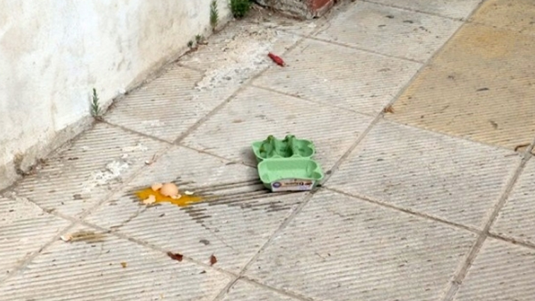 Πέταξαν αβγά, μπογιές και γάλα στα γραφεία του ΣΥΡΙΖΑ στο Ρέθυμνο Πέταξαν αβγά, μπογιές και γάλα στα γραφεία του ΣΥΡΙΖΑ στο Ρέθυμνο