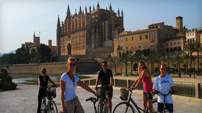 Νέο ρεκόρ με 68,1 εκατ. τουρίστες το 2015 για την Ισπανία