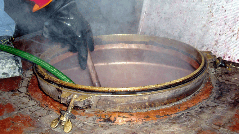 Τύρναβος Λάρισας: Δεσμεύτηκαν 300 τόνοι παράνομου τσίπουρου