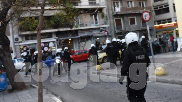 Μέσα σε λίγα δευτερόλεπτα εμφανίστηκαν αστυνομικές δυνάμεις