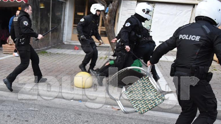 Τέσσερις αστυνονικοί εναντίον ενός...