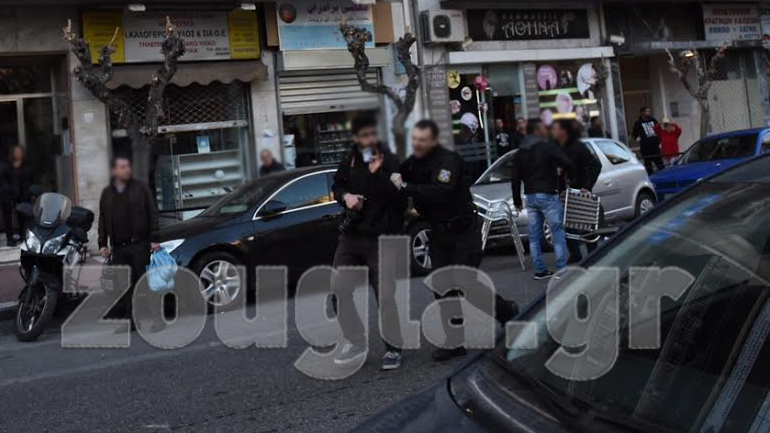 Φωτορεπόρτερ προσαγάγεται στο τμήμα