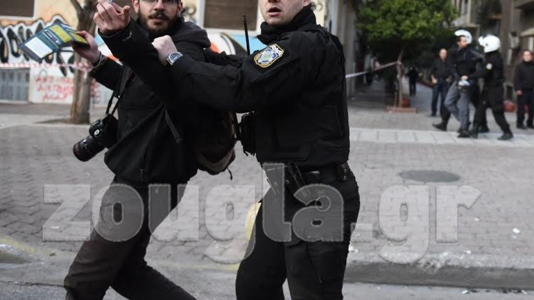 Παρότι εξηγεί ότι είναι φωτορεπόρτερ η προσαγωγή γίνεται... κανονικά