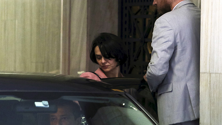 Η Βελκουλέσκου θέτει θέμα μείωσης του κατώτατου μισθού