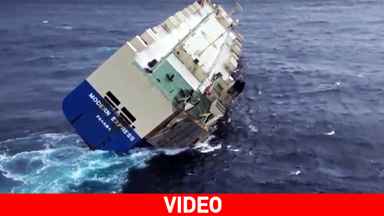 H τρομακτική κλίση του πλοίου RoRo που παραμένει ακυβέρνητο