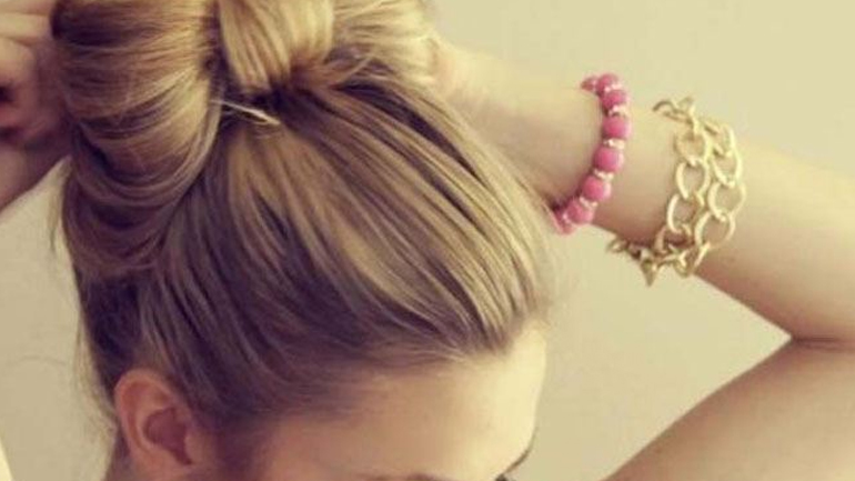 Κομψό χτένισμα φιόγκος σε ένα μόλις λεπτό