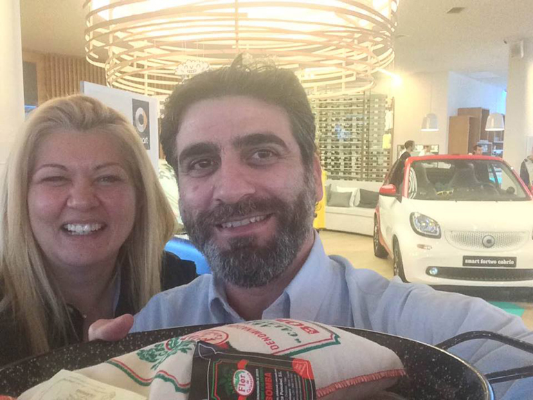 Ο Γιάννης Λημναίος του gocar.gr μαζί με την επικεφαλής του γραφείου Τύπου της Mercedes Benz Hellas, Αλεξάνδρας Χρυσσού..