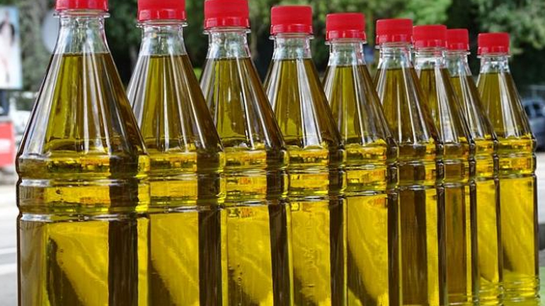 Συνελήφθη 29χρονος για πώληση αμφιβόλου ποιότητας λαδιού που έμοιαζε με ελαιόλαδο