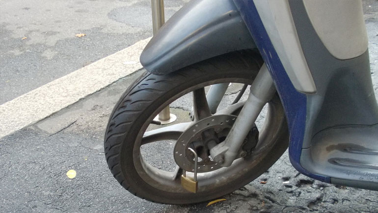 Ανήλικος έκλεψε μηχανάκι στην Καβάλα