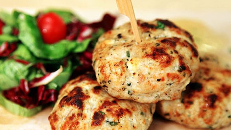 Δοκιμάστε να φτιάξετε μπιφτέκια με… αλλαντικά!