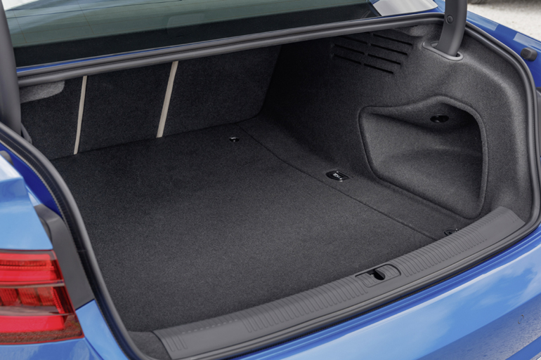 Μεγάλος ο χώρος των αποσκευών... Άλλωστε μιλάμε για οικογενειακό αυτοκίνητο...