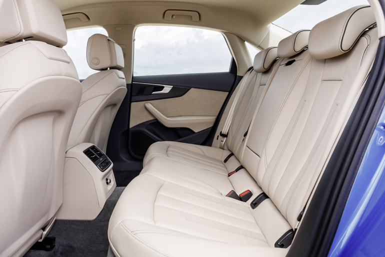 Άφθονος χώρος για τους πίσω επιβάτες...