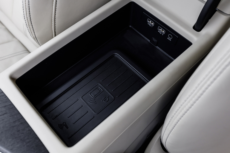 Μεγάλος ο χώρος για αντικείμενα στο 'μπράτσο' οδηγού - συνοδηγού...