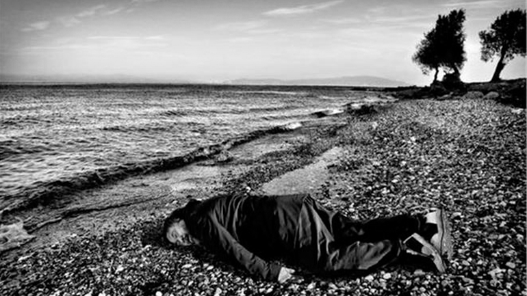 Ο Ai Weiwei ποζάρει ως πνιγμένο προσφυγόπουλο σε παραλία της Λέσβου