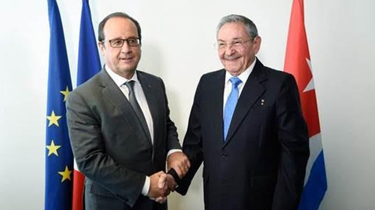 Ο Ραούλ Κάστρο συναντά τον Φρανσουά Ολάντ στο Παρίσι