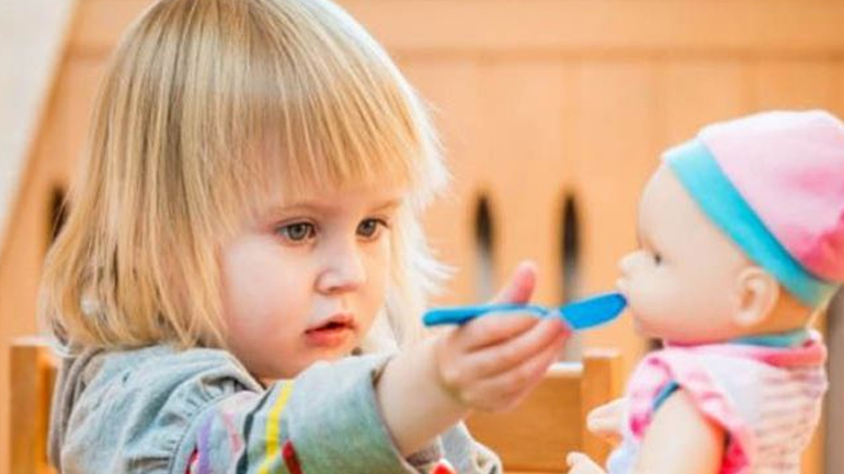 Οι στρατηγικές για να πείσετε το παιδί σας να μοιράζεται τα πράγματά του