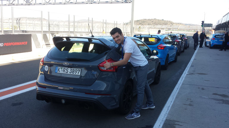 Ο Λουκάς Παπαλάμπρος ετοιμάζεται να βγάλει τα... μάτια του Focus RS στην πίστα!