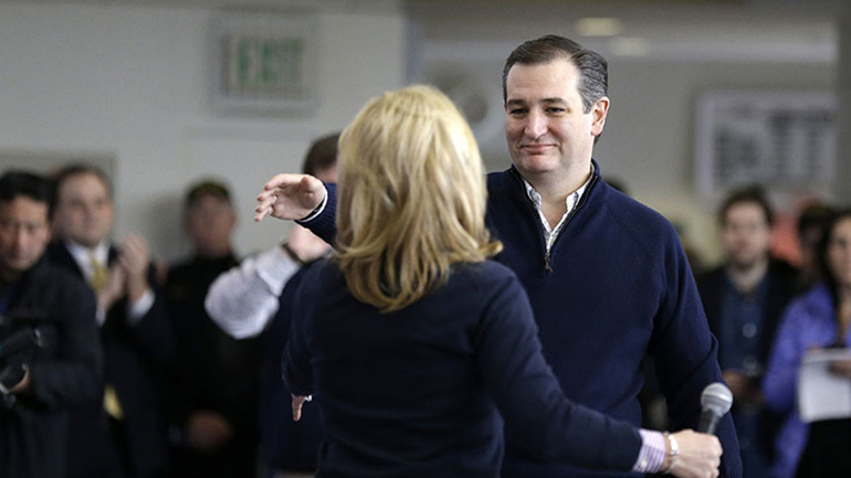 Ο Τεντ Κρουζ κερδίζει τον Ντόναλτ Τραμπ στην πολιτεία της Αϊόβα