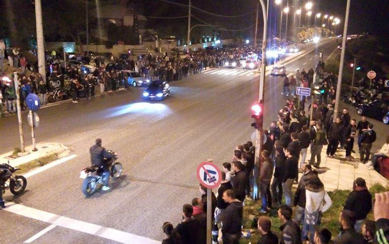 Οι φίλοι της ταχύτητας είναι πολλοί. Το γεγονός πως δεν έχουν μέρη για να συγκεντρώνονται τους αναγκάζει να δίνουν ραντεβού στους δρόμους... 