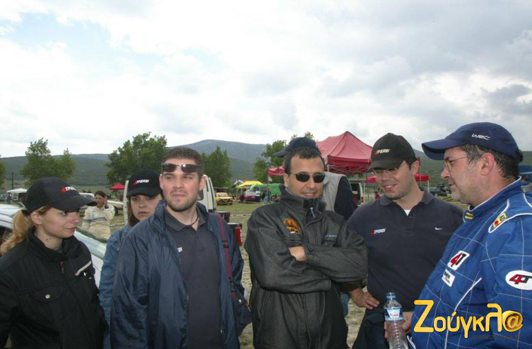 Η αγαπημένη του ομάδα όπως λέει είναι οι συνεργάτες του στα περιοδικά 4 Τροχοί και Auto Bild...