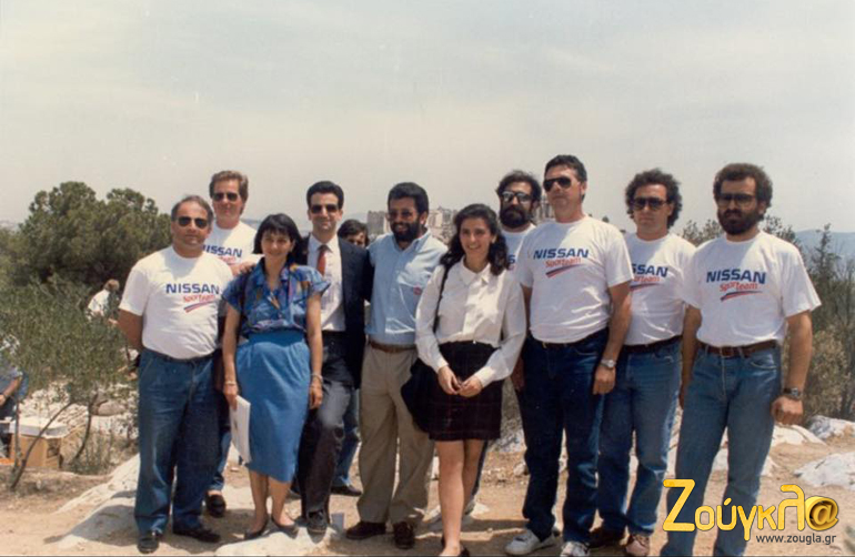Αναμνηστική φωτογραφία με την αγωνιστική ομάδα της Nissan Sport Team. Στην φωτογραφία (με τα γένια και το πουκάμισο) αγκαλιά με τον Τάκη Θεοχαράκη...