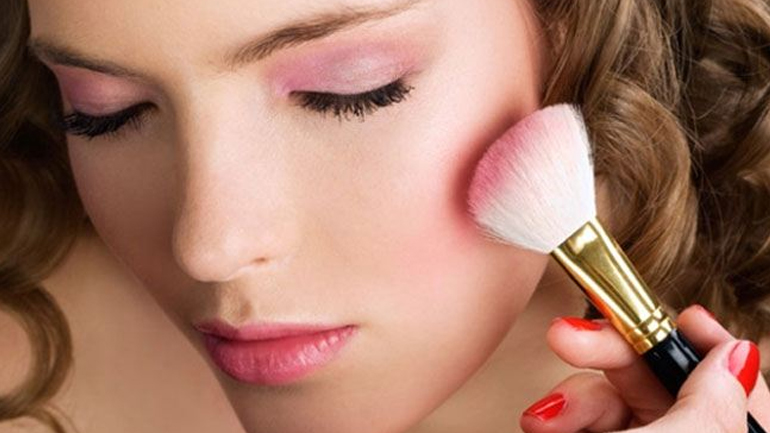 Μυστικά για να βάλετε τέλεια το ρουζ