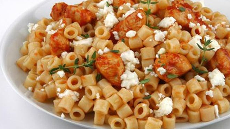 Κοφτό μακαρονάκι με κοτόπουλο και τριμμένη φέτα