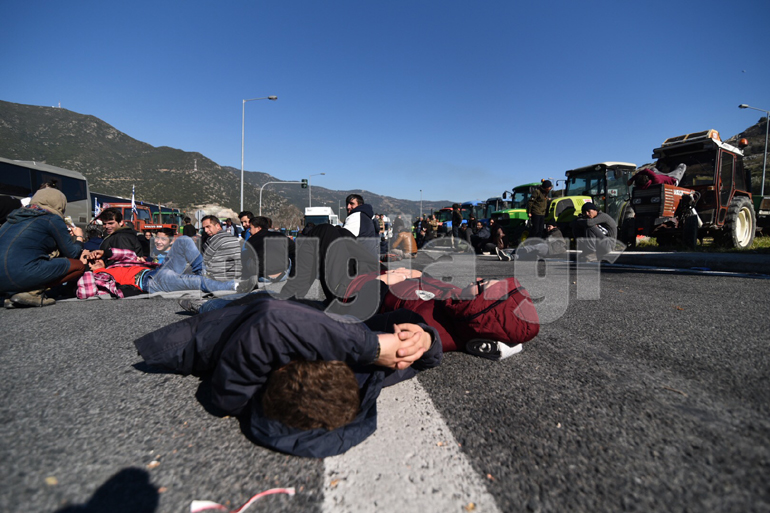 Καθιστική διαμαρτυρία προσφύγων στα Τέμπη