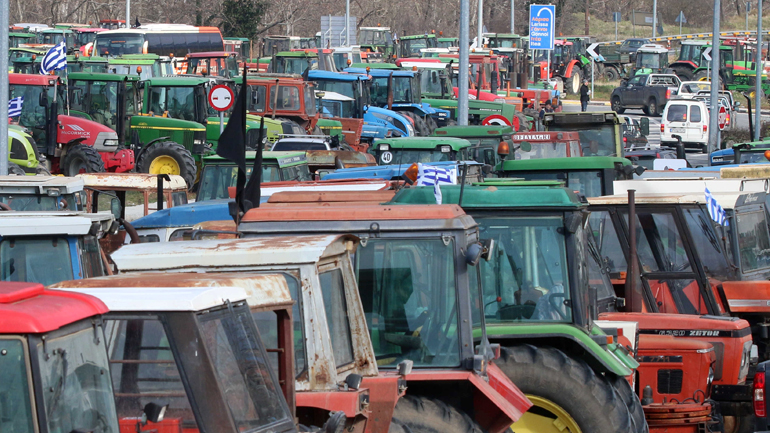 Αποκλείουν δρόμους και λιμάνια