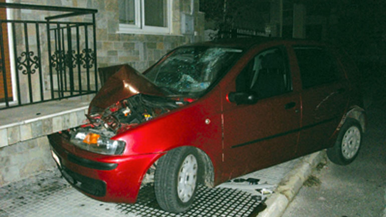 Αμάξι τράκαρε με μπαλκόνι στην Κομοτηνή